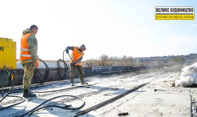 На выезде из Чугуева восстанавливают мост через Северский Донец