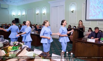 Игорь Терехов вручил педагогам награды горсовета