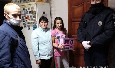 Полицейские офицеры общины Малиновской ОТГ совместно со службой по делам детей и семьи передали подарки детям-сиротам Полицейские офицеры общины Малиновской ОТГ совместно со службой по делам детей и семьи передали подарки детям-сиротам