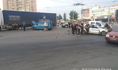 Полицейские выясняют обстоятельства аварии в Слободском районе Харькова