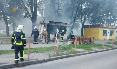 Шевченковский район: спасатели ликвидировали пожар в киоске общественного питания