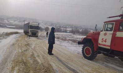 Шевченковский район: спасатели помогли отбуксировать грузовик