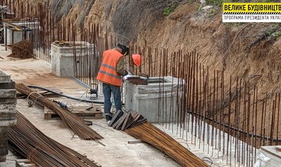 Строители начали монтировать железобетонный каркас нового онкоцентра