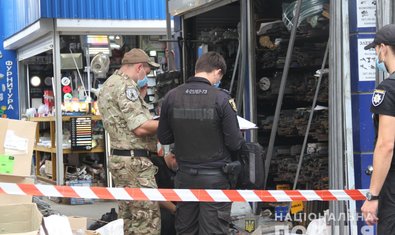 В Харькове полицейские задержали злоумышленника, который бросил в граждан предмет, похожий на гранату В Харькове полицейские задержали злоумышленника, который бросил в граждан предмет, похожий на гранату