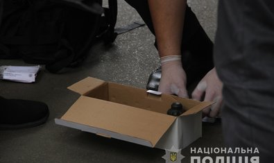 В Харькове полицейские задержали злоумышленника, который бросил в граждан предмет, похожий на гранату В Харькове полицейские задержали злоумышленника, который бросил в граждан предмет, похожий на гранату