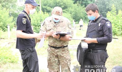 В Харькове полицейские задержали злоумышленника, который бросил в граждан предмет, похожий на гранату