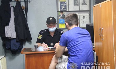 В Харькове полицейские задержали злоумышленника, который бросил в граждан предмет, похожий на гранату