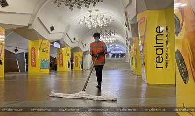 В Харьковском метрополитене показали, как убирают и дезинфицируют станции