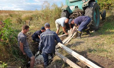 Валковский район: спасатели помогли достать корову из заброшенного колодца