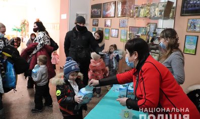Во Дворце культуры харьковской полиции засияла новогодняя елка