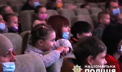 Во Дворце культуры харьковской полиции засияла новогодняя елка
