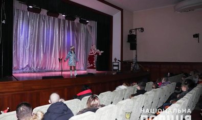 Во Дворце культуры харьковской полиции засияла новогодняя елка